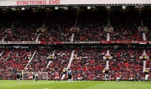  曼联球迷抗议管理层，老特拉福德现横幅风波  