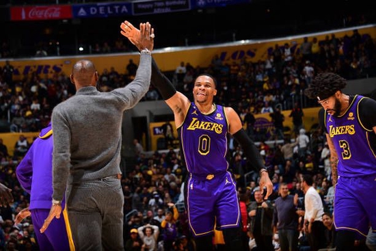  米切尔三分雨来袭骑士终结湖人四连胜